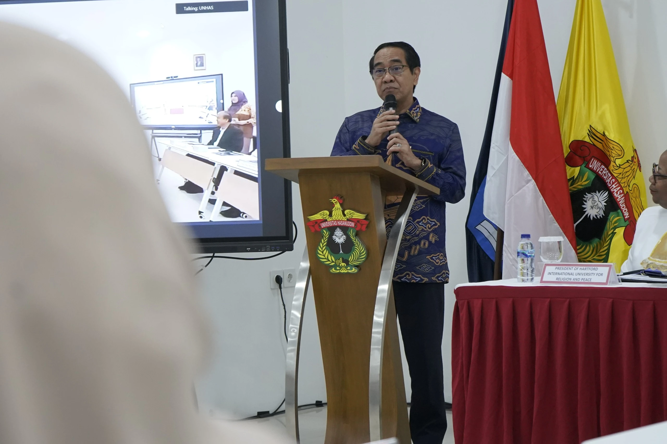 Rektor Unhas Jamaluddin Jompa memaparkan pentingnya kolaborasi akademik dan kearifan lokal bagi perdamaian dunia. (Foto: Alya/Humas Unhas)